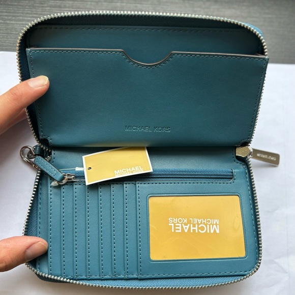 MICHAEL KORS_ Large Logo and Leather Wristlet - Picture 6 of 9